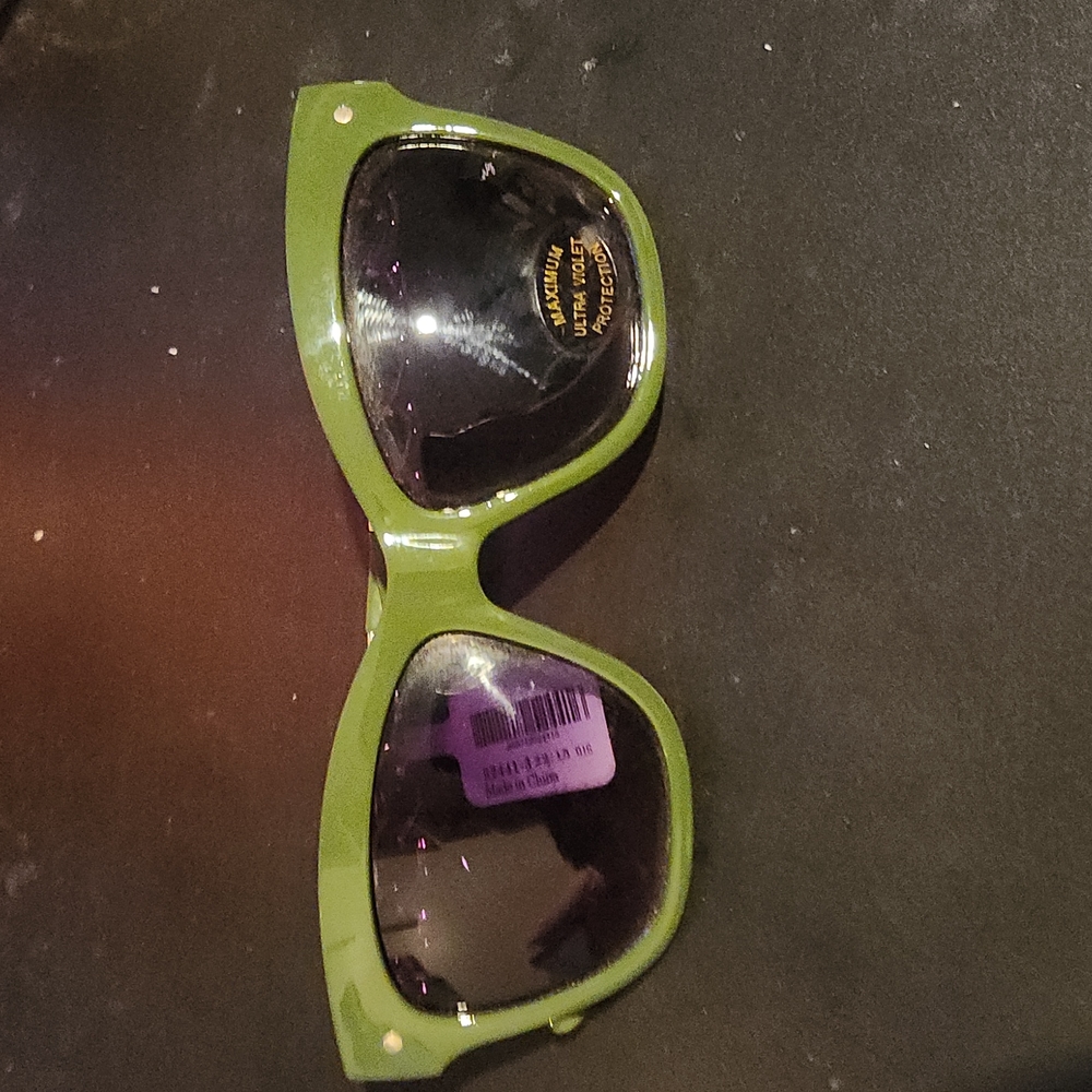 Nwt green frame sunglasses